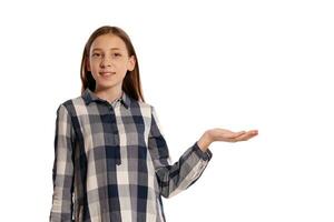 magnifique adolescent fille dans une décontractée à carreaux chemise est posant isolé sur blanc studio Contexte. photo