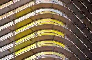 une proche en haut de une bâtiment avec Jaune et blanc lumières photo