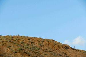 une colline avec une bleu ciel dans le Contexte photo