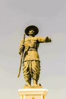 une statue de une homme avec une chapeau et une épée photo