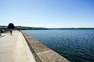 gens en marchant le long de le bord de une Lac photo