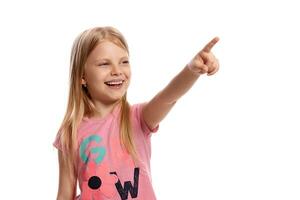 fermer portrait de une agréable blond peu enfant dans une rose T-shirt posant isolé sur blanc Contexte. photo