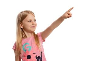 fermer portrait de une agréable blond peu enfant dans une rose T-shirt posant isolé sur blanc Contexte. photo