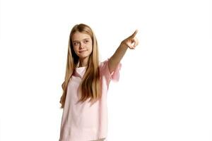 studio portrait de une magnifique fille blond adolescent dans une rose T-shirt posant isolé sur blanc Contexte. photo