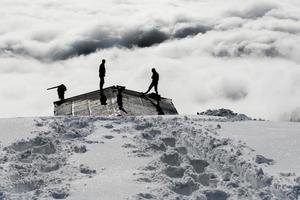 hommes pelletant la neige photo
