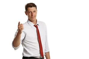 portrait de une Jeune brunet homme posant dans une studio isolé plus de une blanc Contexte. photo