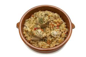 poulet riz Ragoût servi dans une argile bol, isolé sur blanc Contexte. Espagnol nourriture concept. photo