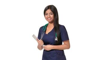 portrait de Jeune Indien médecin femme avec stéthoscope autour cou isolé sur blanc Contexte photo