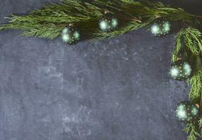 Noël ou Nouveau année table décor avec sapin branches, houx branches avec baies photo