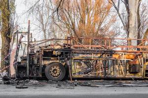 un bus brûlé est vu dans la rue après avoir pris feu pendant un voyage, après un incendie photo