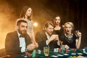 poker joueurs séance autour une table à une casino. photo
