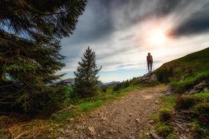 fille seule dans une route de montagne isolée au crépuscule photo