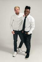 international relation amicale concept. studio coup de deux élégant Jeune Hommes sur blanc Contexte photo