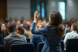 ai généré une femme d'affaires dans une conférence à la recherche à un public élevage sa main photo