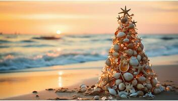 ai généré Noël arbre fabriqué de coquillages sur le plage à le coucher du soleil. photo