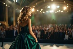 ai généré mode montrer. magnifique Jeune femme dans vert robe sur le Contexte de le organiser, magnifique fille dans une vert soir robe capturé contre le toile de fond de une concert entrée, ai généré photo