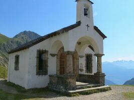 une petit blanc église photo