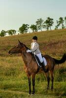 Jeune femme cavalier avec sa cheval dans soir le coucher du soleil lumière. Extérieur la photographie dans mode de vie ambiance photo