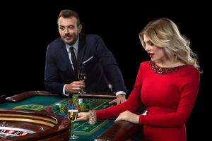 une magnifique Jeune femme et une homme sont séance à une roulette tableau. casino. photo