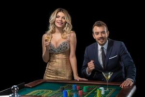 couple jeux d'argent à roulette table dans casino photo