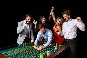 adulte groupe célébrer ami gagnant à roulette photo