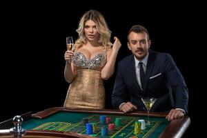 couple jeux d'argent à roulette table dans casino photo