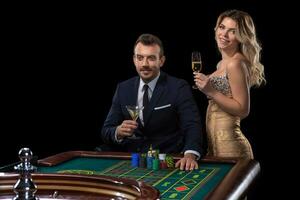 couple jeux d'argent à roulette table dans casino photo