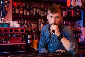 vapoter. vapoter homme dans une nuage de vapeur. photo est pris dans une vape bar.