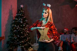 Noël, Noël, Nouveau année, hiver, bonheur concept - souriant femme dans Père Noël assistant chapeau avec une en bois lettre X. photo