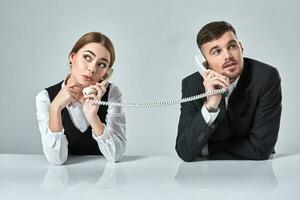 image de homme et femme avec Téléphone à le table photo