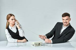 image de homme et femme avec Téléphone à le table photo