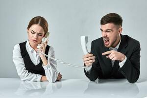 image de homme et femme avec Téléphone à le table photo