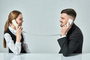 image de homme et femme avec Téléphone à le table photo