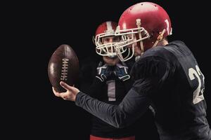 Football joueur sur foncé Contexte photo