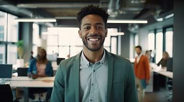 ai généré homme souriant dans bureau, avec autres autour affaires photo