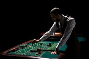 croupier derrière jeux d'argent table dans une casino. photo