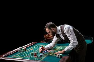 croupier derrière jeux d'argent table dans une casino. photo