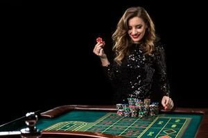 femme en jouant dans casino. femme enjeux piles de frites en jouant rou photo