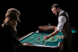 croupier et femme joueur à une table dans une casino. image de une c photo