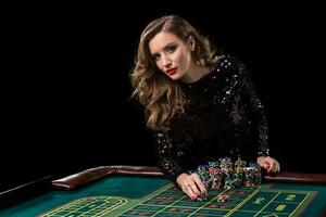 femme en jouant dans casino. femme enjeux piles de frites en jouant rou photo