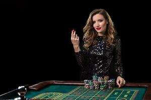 femme en jouant dans casino. femme enjeux piles de frites en jouant rou photo