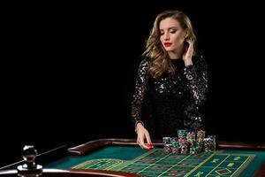 femme en jouant dans casino. femme enjeux piles de frites en jouant rou photo