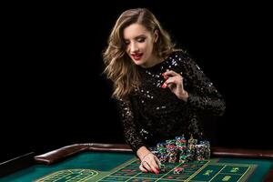 femme en jouant dans casino. femme enjeux piles de frites en jouant rou photo