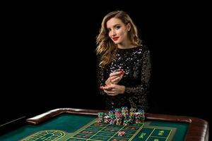 femme en jouant dans casino. femme enjeux piles de frites en jouant rou photo