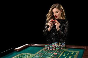 femme en jouant dans casino. femme enjeux piles de frites en jouant rou photo