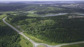 Haut vue de rural rond point. agrafe. circulation sur rond point rural route dans boisé zone photo