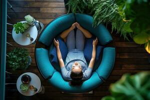 ai généré Jeune femme relaxant sur une chaise dans une moderne appartement avec ordinateur portable, anorama Haut vue femme client profiter relaxant anti stress spa massage, ai généré photo