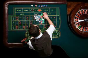 Haut vue de le casino croupier et le vert roulette tableau. Géorgie photo
