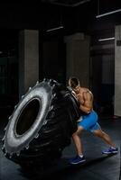 formation - homme retournement pneu dans Gym photo