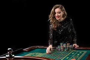 femme en jouant dans casino. femme enjeux piles de frites en jouant rou photo